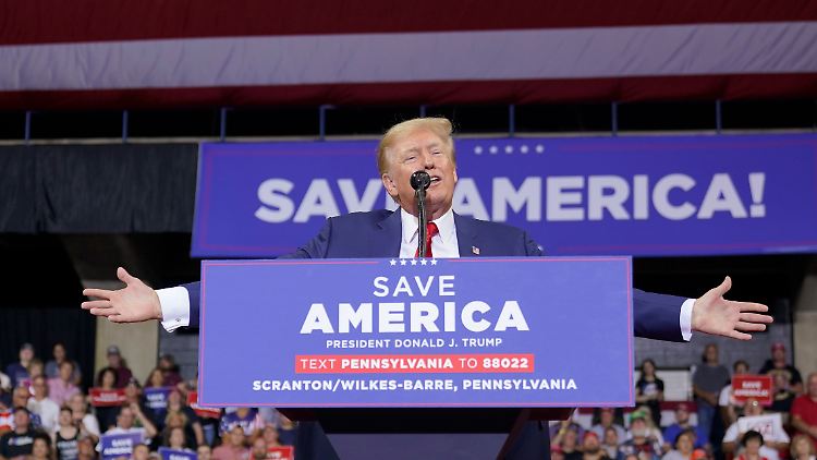Um Amerika zu retten, muss er sich erst einmal selbst retten: Das Anwaltsteam von Ex-Präsident Trump will die FBI-Razzia diskreditieren.