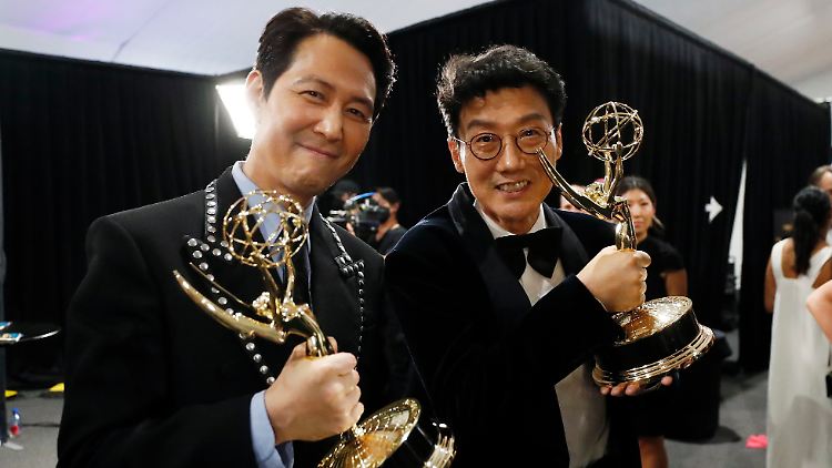 Unter den ausgezeichneten Darstellern bei der Emmy-Verleihung war nur Lee Jung-Jae (l.) aus der südkoreanischen Erfolgsserie "Squid Game" eine echte Überraschung.