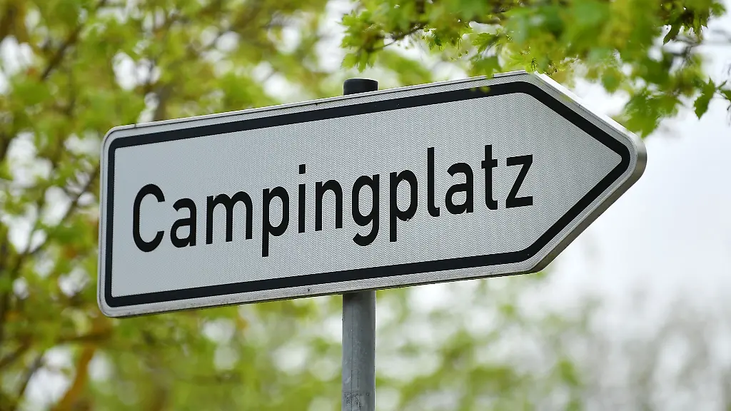 Ein-Schild-weist-den-Weg-zu-einem-Campingplatz