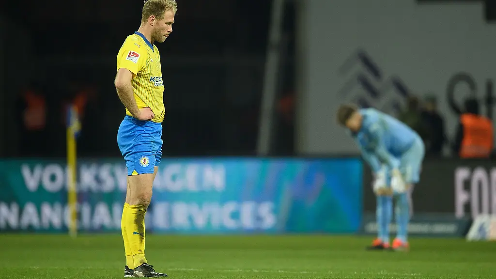 Braunschweigs-Sebastian-Griesbeck-steht-nach-dem-Schlusspfiff-auf-dem-Feld