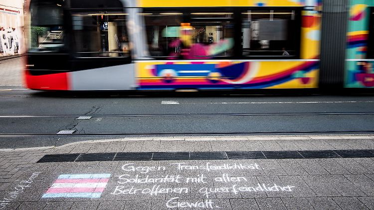 Nach der Attacke in der Tram musste die 57-jährige Frau ins Krankenhaus gebracht werden.