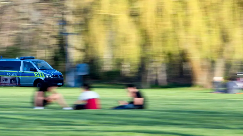 Ein-Polizeiauto-faehrt-auf-der-Peissnitz-in-Halle-Saale-Streife