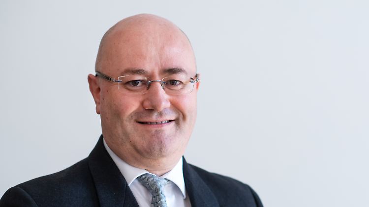 Prof. Dr. Levan Izoria ist Botschafter von Georgien in der Bundesrepublik Deutschland. Zuvor war er Chef des georgischen Nachrichtendienstes und, von 2016 bis 2019, Verteidigungsminister seines Landes.