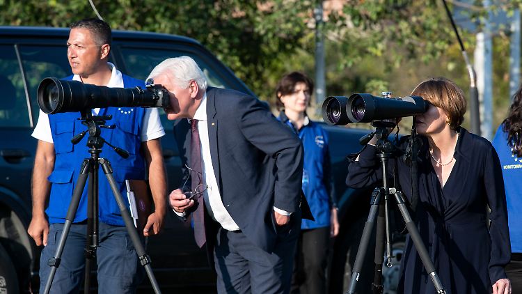 Bei einem Besuch in Georgien 2019 schauten Bundespräsident Frank-Walter Steinmeier und seine Frau Elke Büdenbender mit Ferngläsern von georgischer Seite ins von Russland kontrollierte Südossetien, das völkerrechtlich zu Georgien gehört.