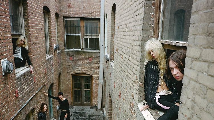 Starcrawler_LOW_CMcCool_PhotographerOwns_CM_08.jpg