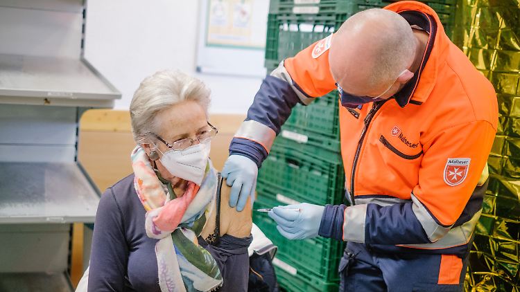 Risikopatienten wie Menschen über 60 rät Immunologe Carsten Watzl zum bald verfügbaren Omikron-Booster.