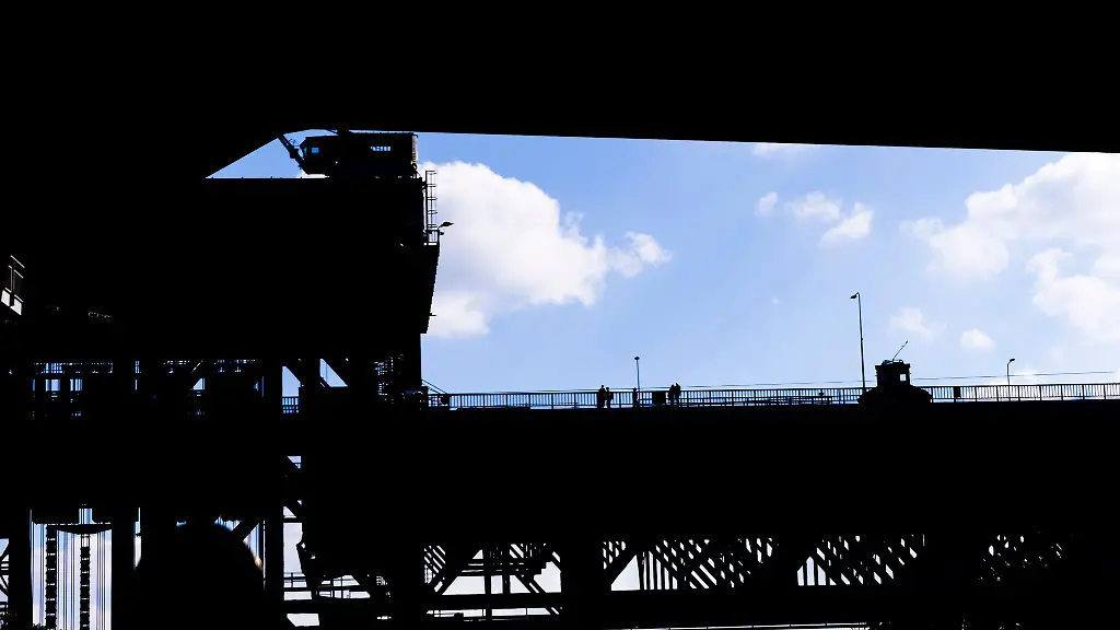 Besucher-gehen-auf-einer-Bruecke-auf-dem-Schiffshebewerk-Niederfinow-entlang
