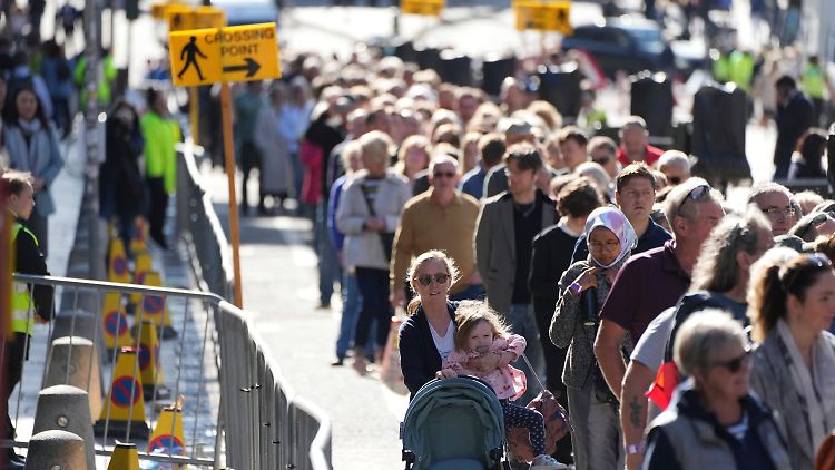Viele stehen stundenlang an, um sich von der Queen zu verabschieden.