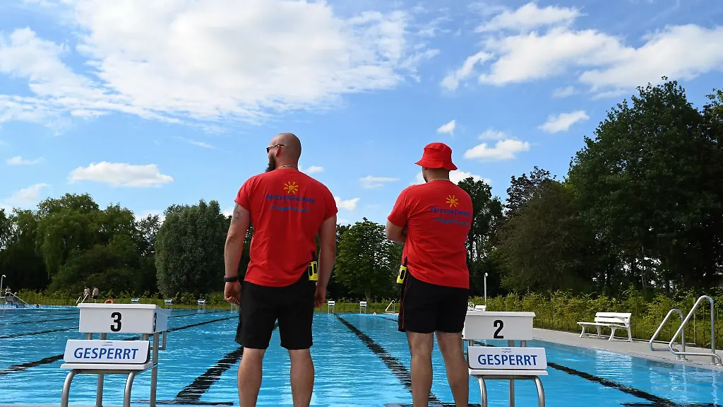 Zwei-Sicherheitsmitarbeiter-ueberblicken-das-Schwimmbecken