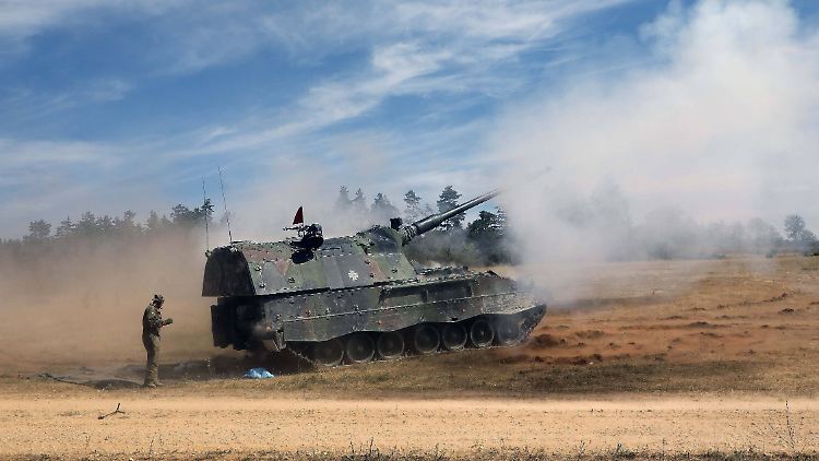 Panzerhaubitze vom Typ 2000 während einer Bundeswehr-Übung. Zehn davon hat Deutschland der Ukraine geliefert.