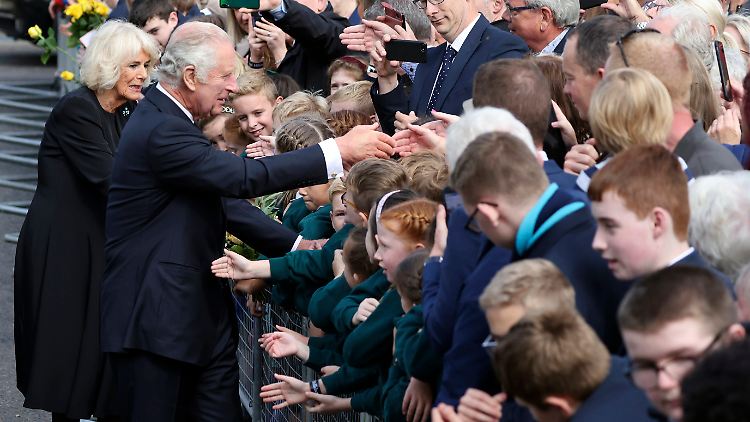 Die Bilder gleichen sich: Charles III. und seine Frau Camilla werden vor Schloss Hillsborough warmherzig empfangen.