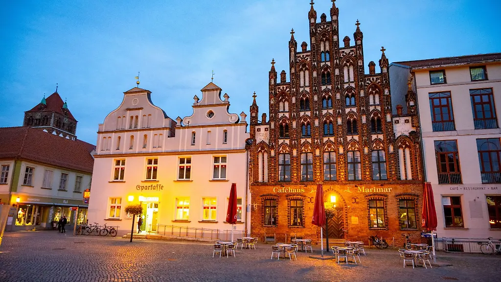 Ein-Backsteinhaus-mit-gotischem-Giebel-dominiert-das-Bild-vom-Markt-in-Greifswald