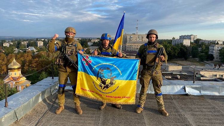 Ukrainische Soldaten in der befreiten Stadt Kupjansk.