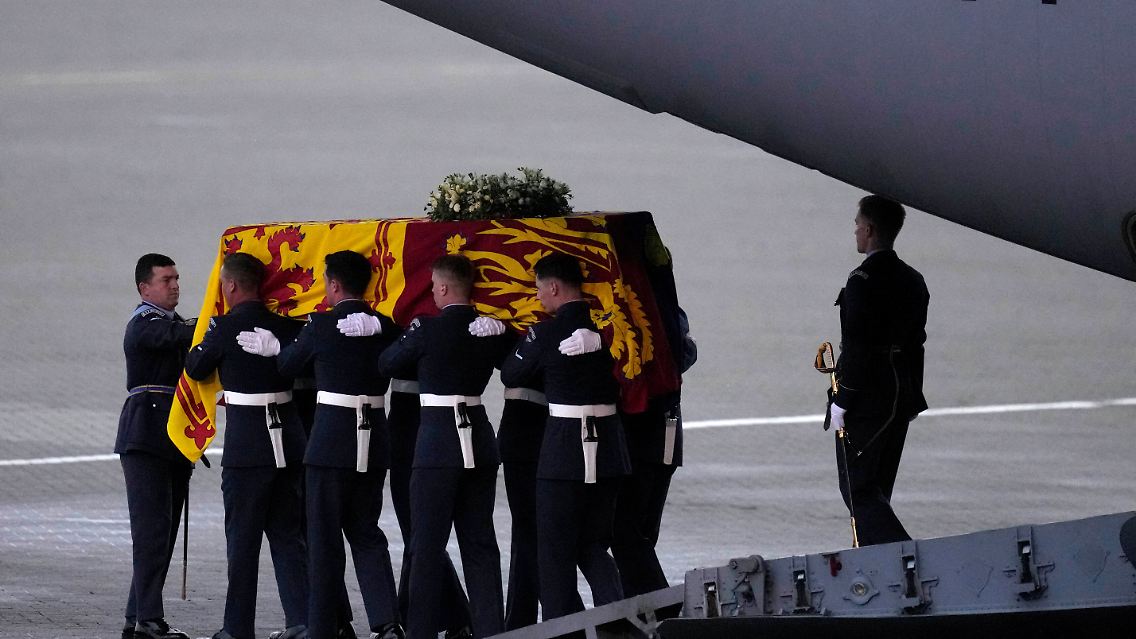 Der Sarg der Queen wird aus einem Flugzeug am Luftwaffenstützpunkt Northolt getragen.