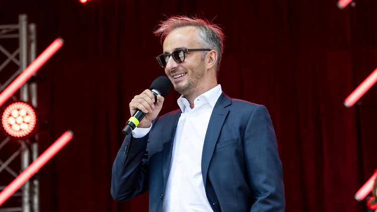  "Letztes Jahr standen wir allerdings zwei Stunden lang in der Kälte hinter der Bühne", witzelte Böhmermann.