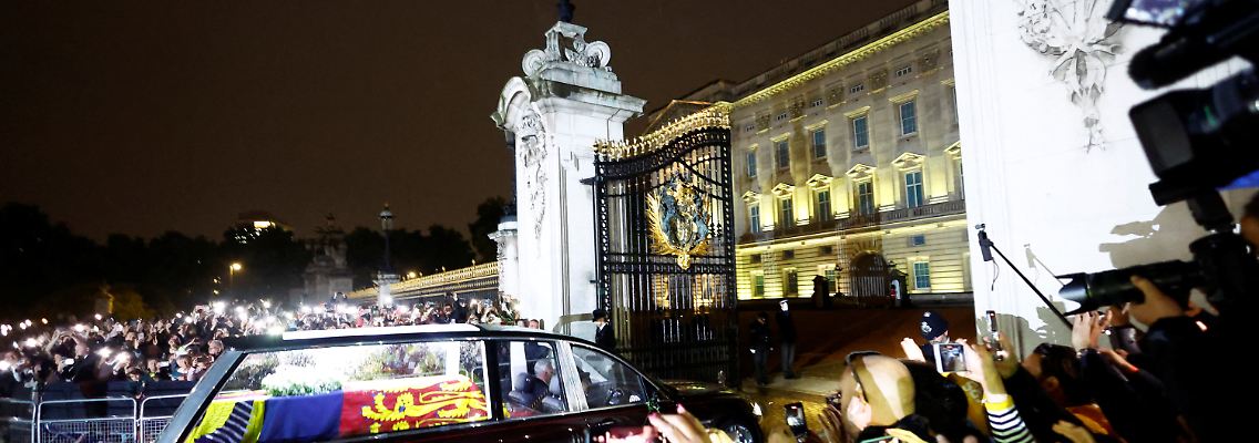 Viele versuchen einen Blick auf den Sarg der Queen zu erhaschen.