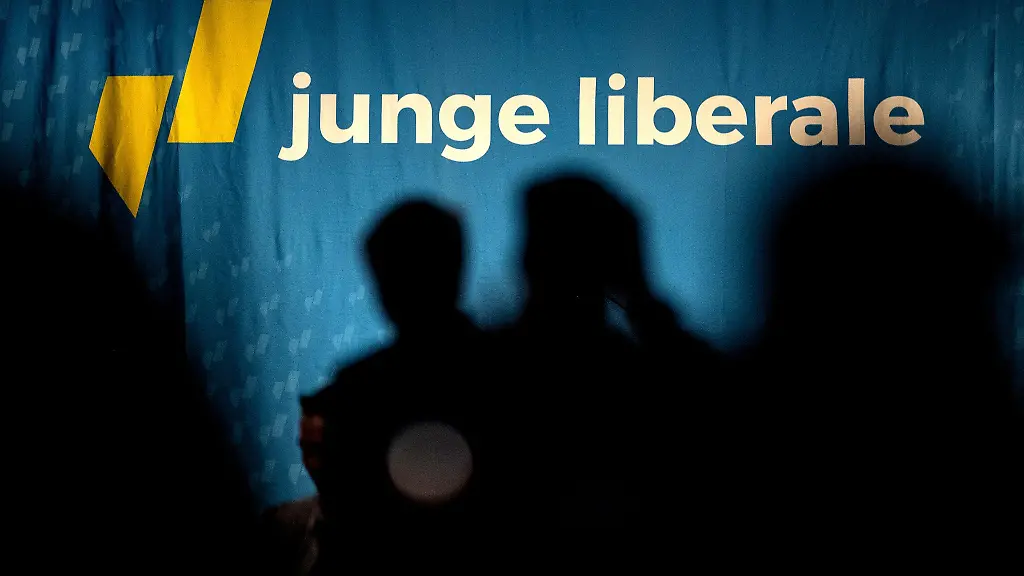 Delegierte-stehen-beim-65-Bundeskongress-vor-dem-Schriftzug-der-Jungen-Liberalen
