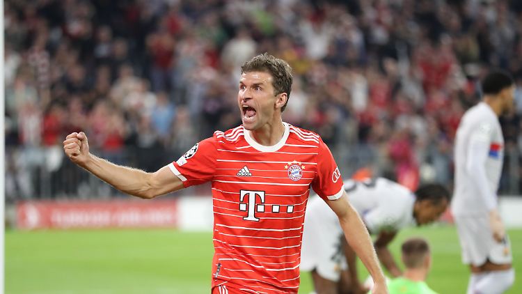 Thomas Müller bejubelt einen wichtigen Sieg des FC Bayern.