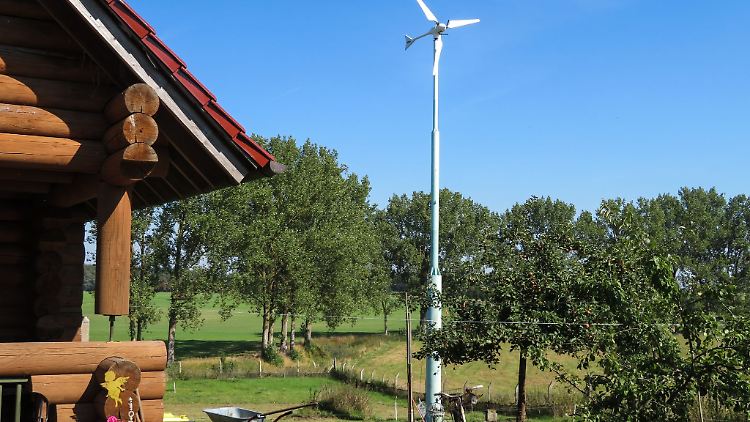 Kleinwindanlage im Garten: Sie produziert Strom, der für den Betrieb von Hausgeräten genutzt wird. Im Winter kann man damit auch die Heizung unterstützen.