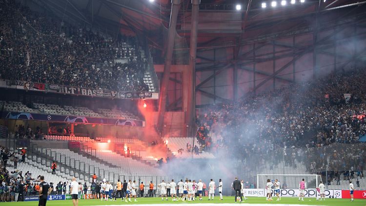 Nach einer Pyro-Schlacht zwischen Fans war die Freude bei Eintracht Frankfurt nach dem ersten Sieg in der Champions League überhaupt getrübt.