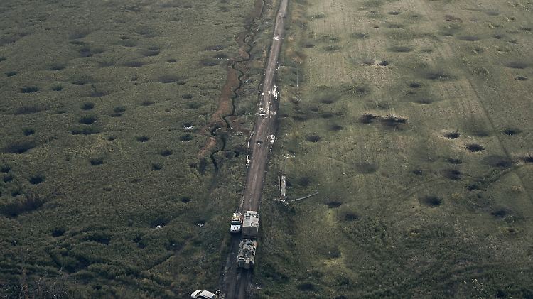 Ein Feld in der Region Charkiw ist von Kratern der Artillerieeinschläge übersät.