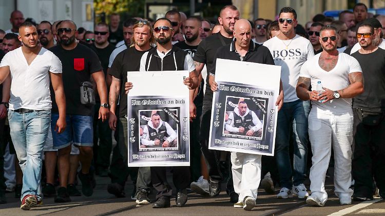 Im Jahr 2016 gedenken Mitglieder der Gruppe "United Tribuns" einem Verstorbenen Anhänger, der von einem Hells Angels-Mitglied erschossen wurde.