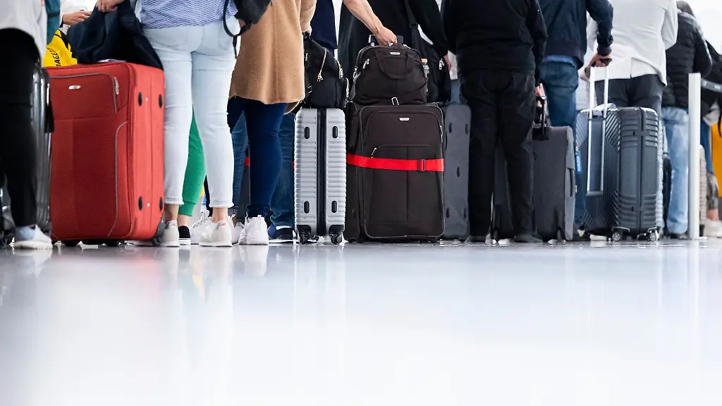 Fluggaeste-warten-am-Morgen-im-Flughafen-Hannover-Langenhagen