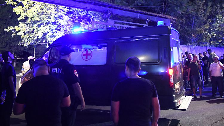 Ein Krankenwagen bringt Verwundete in ein Hospital in der armenischen Hauptstadt Jerewan.