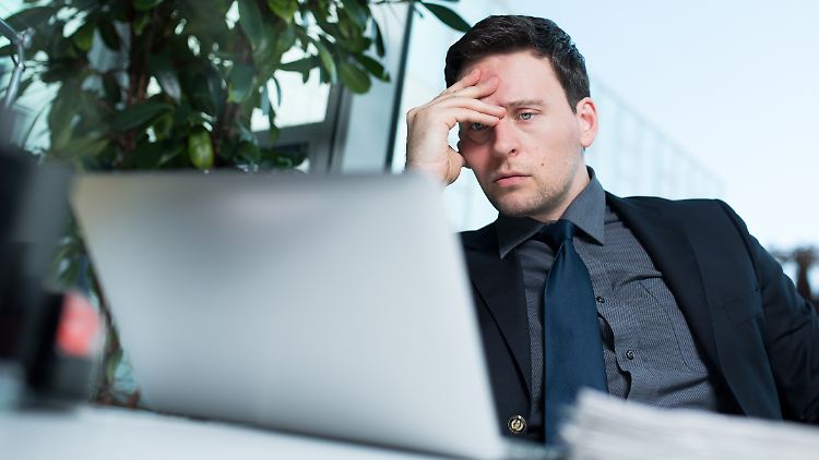 Ups, falscher Anhang? Einen Fehler aktiv beim Gegenüber einzugestehen, bietet die Chance, den Fauxpas in etwas Positives zu verwandeln.