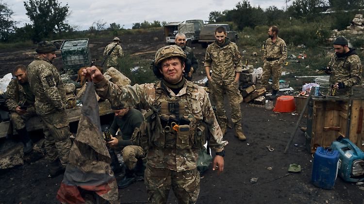 Nach den letzten Erfolgen hält ein ukrainischer Soldat nahe Isjum eine verdreckte russische Flagge als Zeichen des Triumphs in die Höhe. 