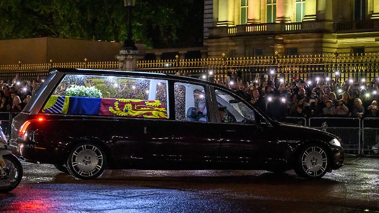 Ob und wie der Leichnam der Queen konserviert, wurde ist reine Spekulation.