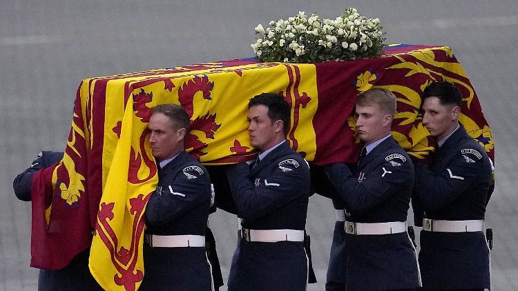 Um den Sarg aus Eiche und Blei zu bewegen, sind acht Sargträger nötig.