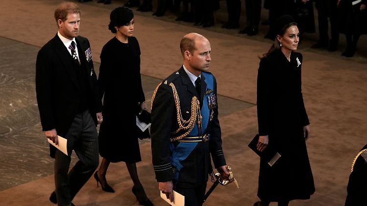 Prinz Harry und Ehefrau Meghan beim Händchenhalten in der Westminster Hall. 
