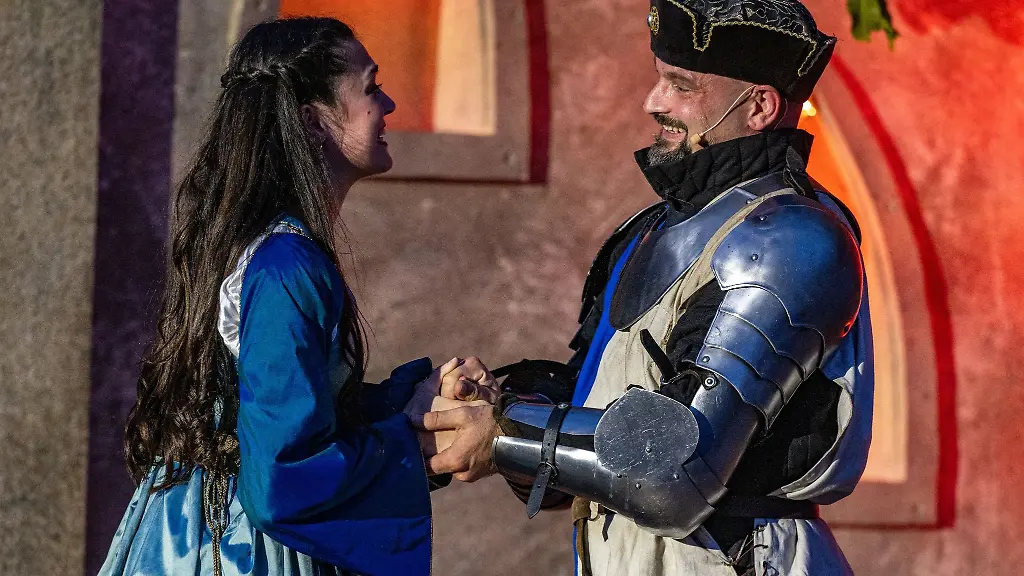Elena-Hammerschmid-als-Agnes-Bernauer-und-Sebastian-Josef-Danner-als-Herzog-Albrecht-III-spielen-waehrend-einer-Probe-auf-der-Buehne-im-Hof-des-Herzogschlosses