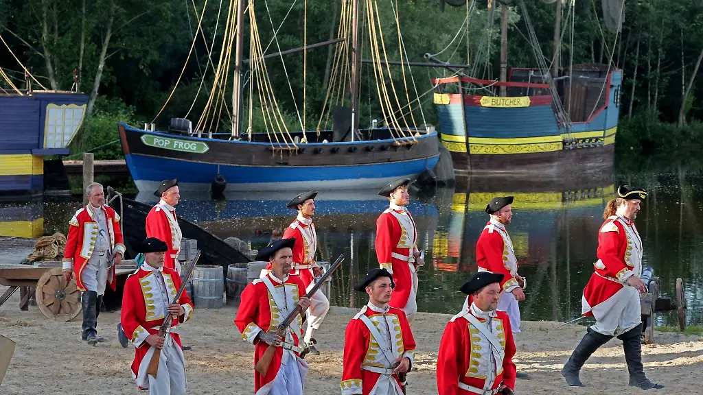 Die-Englaender-marschieren-in-den-Hafen-der-Piraten-in-der-oeffentlichen-Generalprobe-der-19-Episode-von-Piraten-Open-Air-Mit-Feuer-Schwert-und-Kruzifix