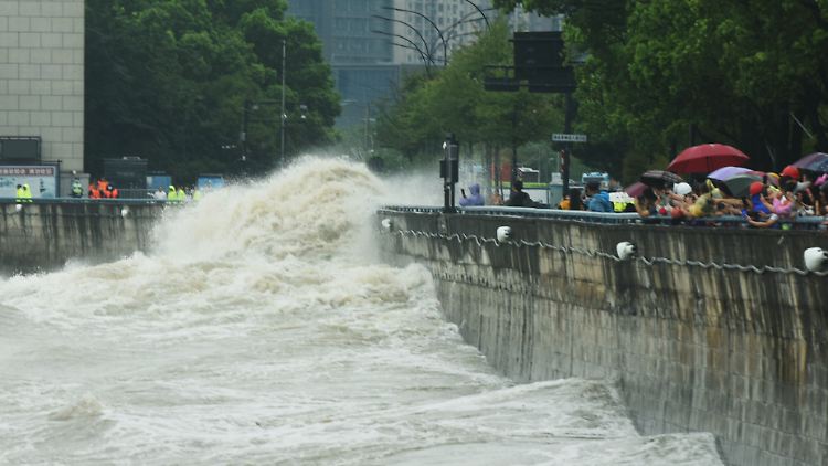 In der Stadt Hangzhou sind die Auswirkungen des Taifuns "Muifa" bereits deutlich zu spüren.