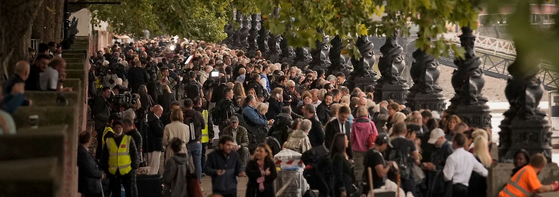 Tausende wollen den Sarg der verstorbenen Queen Elizabeth II in London besuchen.