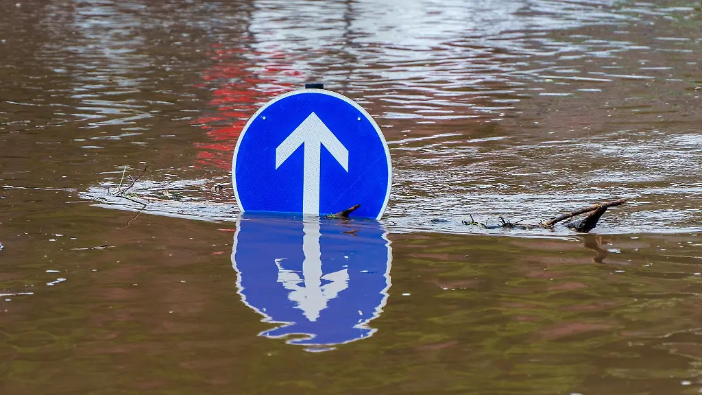 Ein-Verkehrs-Schild-steht-im-Hochwasser