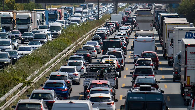 2021 kamen auf 1000 Einwohnerinnen und Einwohner 580 Personenkraftwagen.
