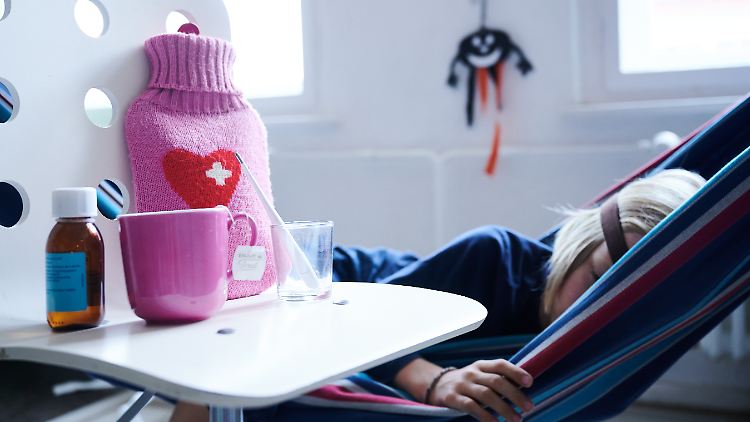 Bisher haben Eltern hierzulande vor allem Wadenwickel bei ihren fiebernden Kinder gemacht. 