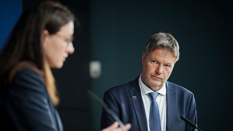 Robert Habeck, Bundesminister für Wirtschaft und Klimaschutz, mit Julia Swyrydenko, Vize-Ministerpräsidentin und Wirtschaftsministerin der Ukraine, beim Treffen der G7-Handelsminister.
