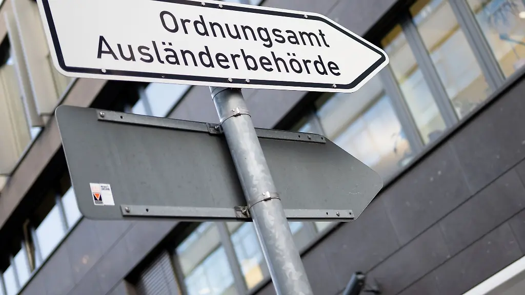 Ein-Schild-weist-auf-die-Auslaenderbehoerde-und-das-Ordnungsamt-von-Frankfurt-am-Main-hin