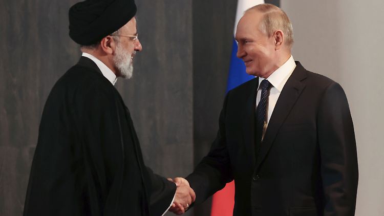 Wladimir Putin (r) und Ebrahim Raisi sind über die Shanghaier Organisation für Zusammenarbeit (SOZ) miteinander verbunden.