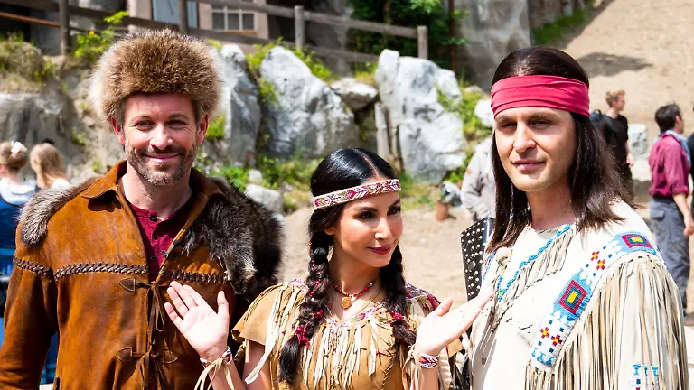 Die-Schauspieler-Sila-Sahin-l-r-als-Ribanna-Jan-Hartmann-als-Old-Firehand-und-Alexander-Klaws-als-Winnetou-stehen-bei-den-Karl-May-Spielen-in-dem-Stueck-Winnetou-II-Ribanna-und-Old-Firehand-zusammen