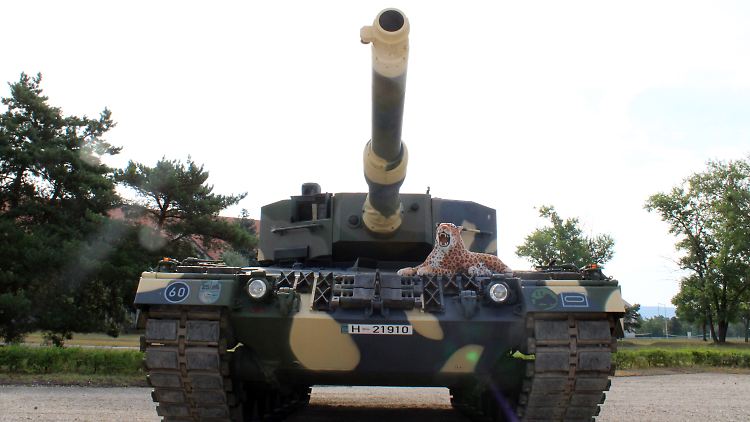 Bei dem "Leopard 2A4" handelt es sich laut Rheinmetall um "überholte" Kampfpanzer im Eigentum des Konzerns aus den Beständen.