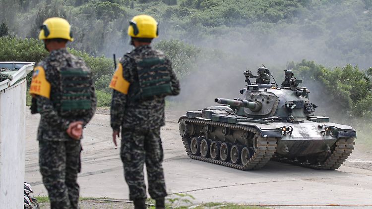 Die USA verkaufen regelmäßig Militärwerkzeuge an Taiwan: Während einer zweitägigen Live-Feuer-Übung manövrieren CM-11-Panzer im Landkreis Pingtung.