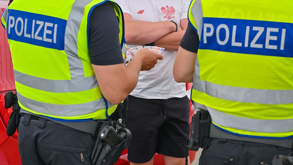 Beamte-der-Bundespolizei-ueberpruefen-am-deutsch-polnischen-Grenzuebergang-polnische-Fussballfans