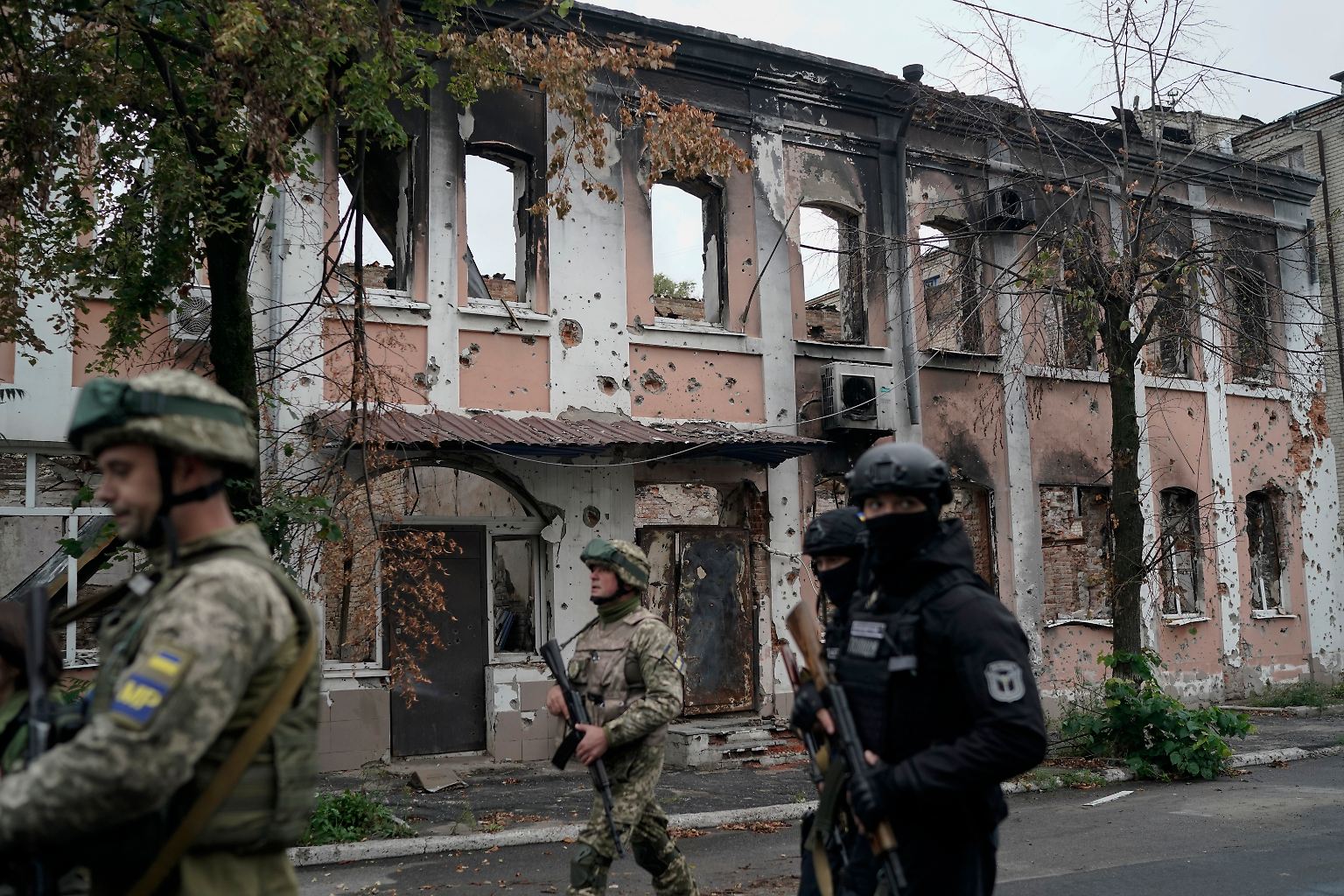 Die Ukraine treibt ihre Gegenoffensive im Osten und Süden des Landes weiter voran. Bislang haben sie laut Präsident Wolodymyr Selenskyj 8000 Quadratkilometer an Gelände befreit, aber...