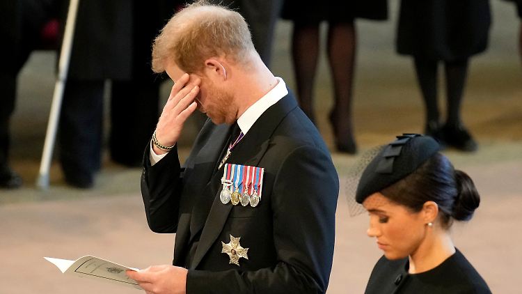 Am Sarg seiner Großmutter verdrückte Prinz Harry eine Träne.