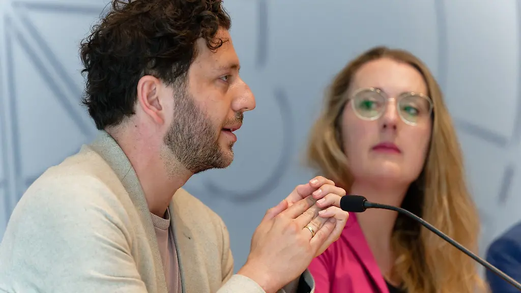 Felix-Banaszak-Bundestagsabgeordneter-Buendnis-90-Die-Gruenen-l-und-Katharina-Droege-Fraktionsvorsitzende-der-Gruenen-im-Bundestag-r-sitzen-bei-einer-Pressekonferenz-der-Gruenen-im-Landtag-von-Nordrhein-Westfalen-auf-dem-Podium